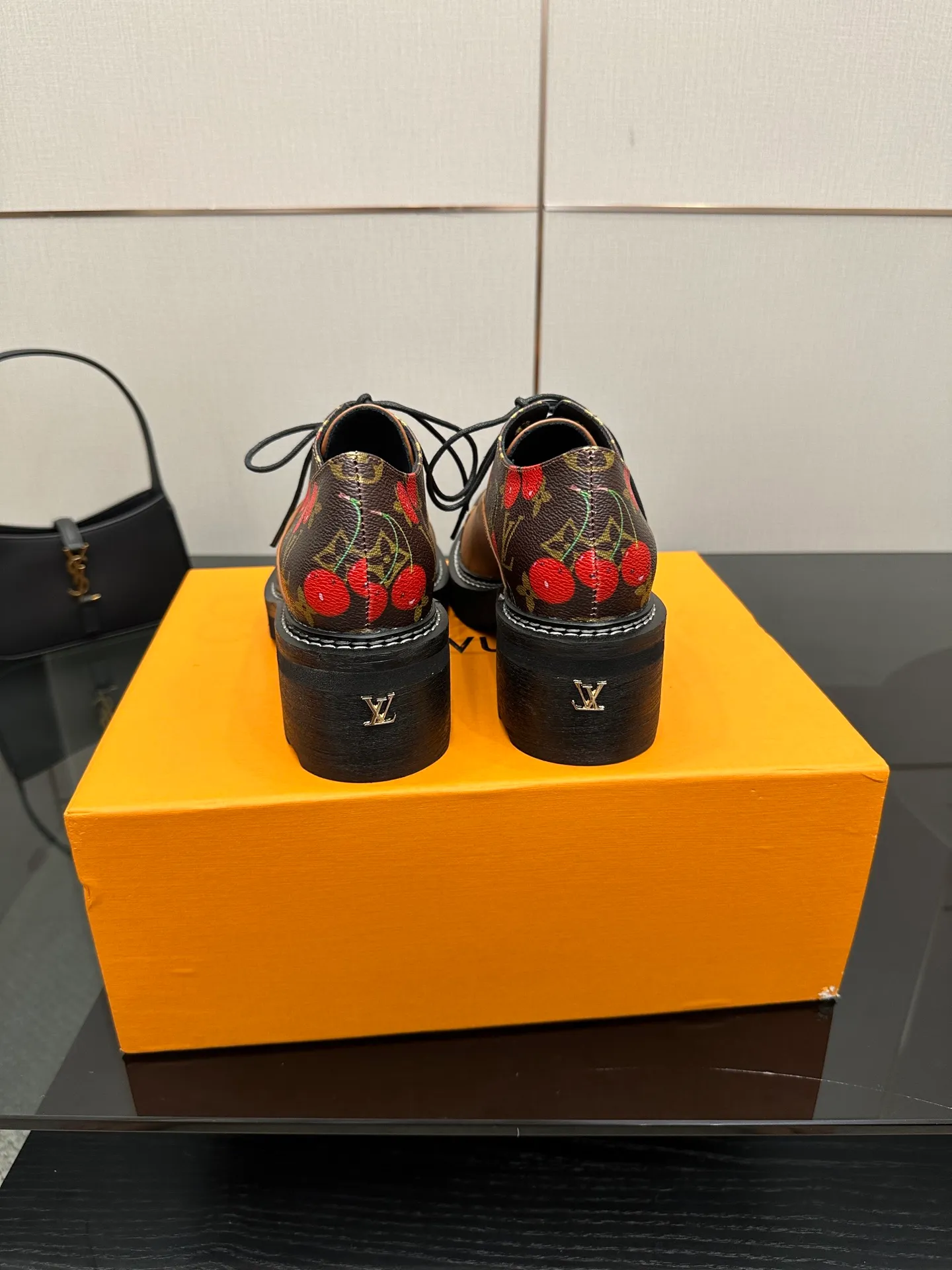 👟👟Ex-factory price 720👟👟 LOUIS VUITTON Louis Vuitton counter latest model top version LV inner cowhide material is real! Original 1:1 material reproduction! Modern and casual in one! Release a strong aura like a queen 🔥Capture everyone's attention instantly💃 Inner/foot pads: imported cowhide Fabric: cowhide Outsole: full genuine leather Code number: 35-41 (40, 41, 42 customizations are not returnable)